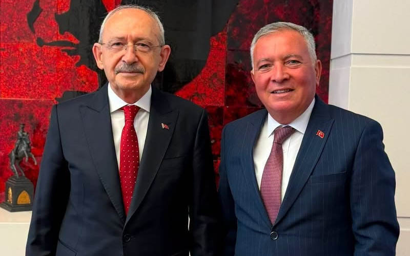 CHP’de kaldığını bu fotoğrafla ilan etti