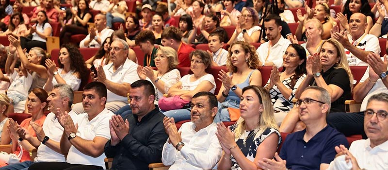Denizli'de düzenlenen Uluslararası Halk Dansları Festivali gala gecesiyle sona erdi