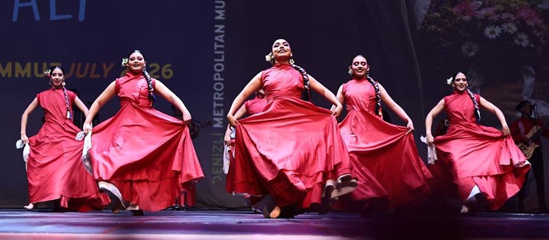 Denizli'de düzenlenen Uluslararası Halk Dansları Festivali gala gecesiyle sona erdi