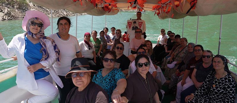 Denizli'de kadınlar tekne turuyla İnceğiz Kanyonu'nu gezdi