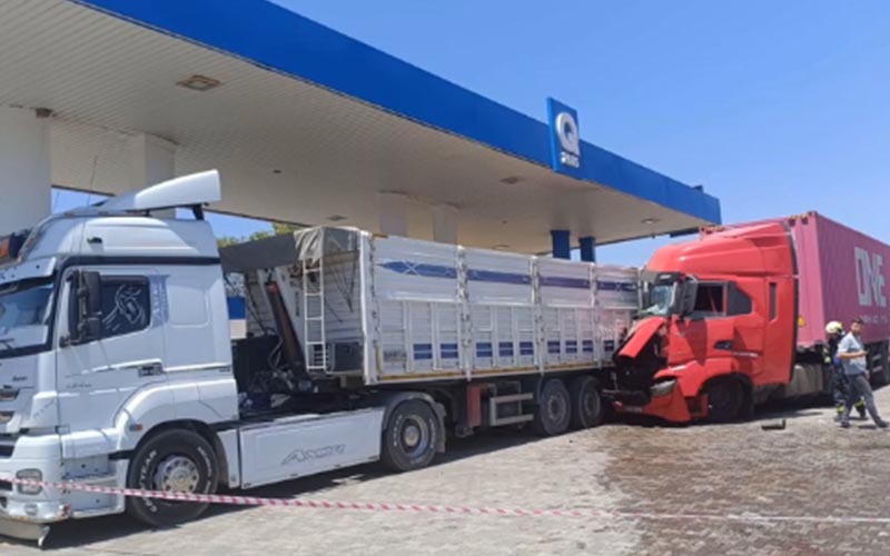 Sürücüsünü arı soktuğu öne sürülen TIR, istasyondaki TIR’a çarptı