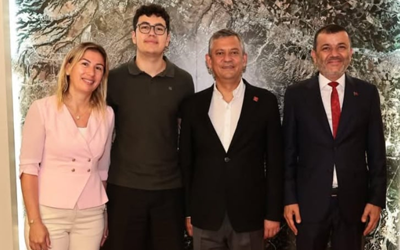 Çavuşoğlu, eşi ve oğluyla birlikte Yeni Parti’ye katılıyor