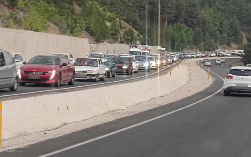 Trafikte geleneksel hafta sonu çilesi, araç kuyruğu kilometrelerce uzadı