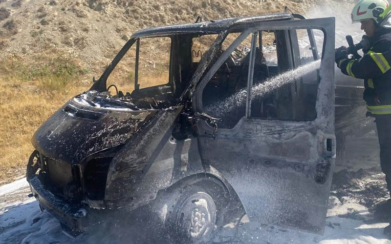 Seyir halindeki kamyonet yandı, metal yığınına döndü