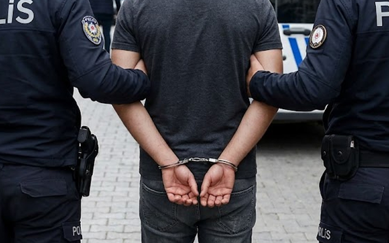 Yaşlı çifti dolandıran 2 şüpheli polisten kaçamadı