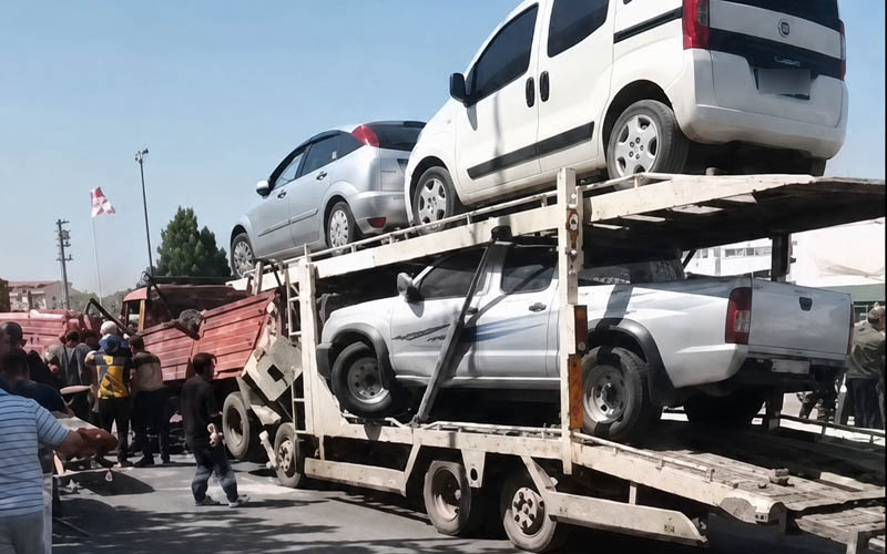 Kavşakta 3 araç çarpıştı, sürücü can pazarı yaşadı