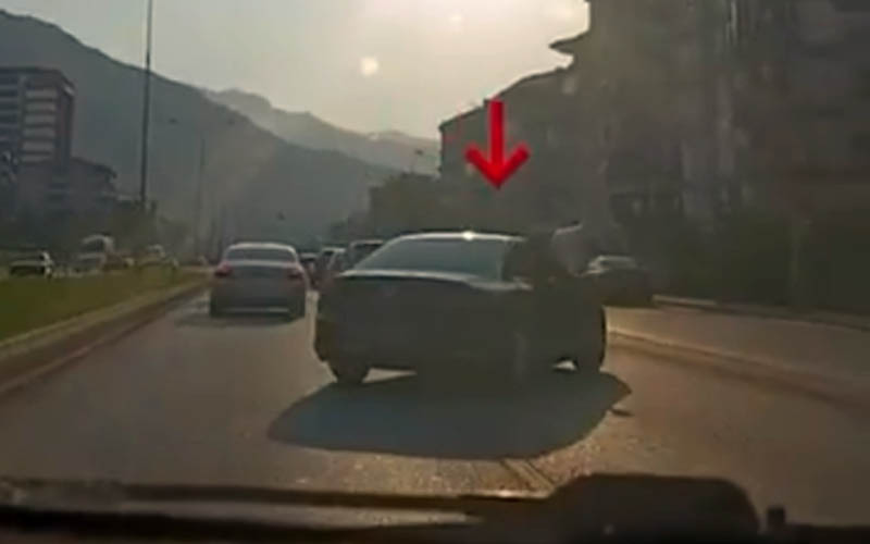 Trafikte makas ata ata ilerledi, cezadan kaçamadı