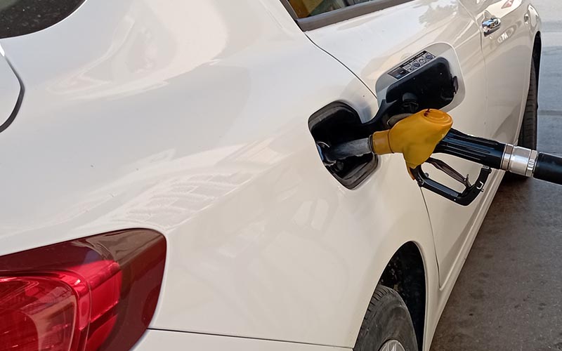 Benzine yüksek zam, litresi 76 lirayı geçti