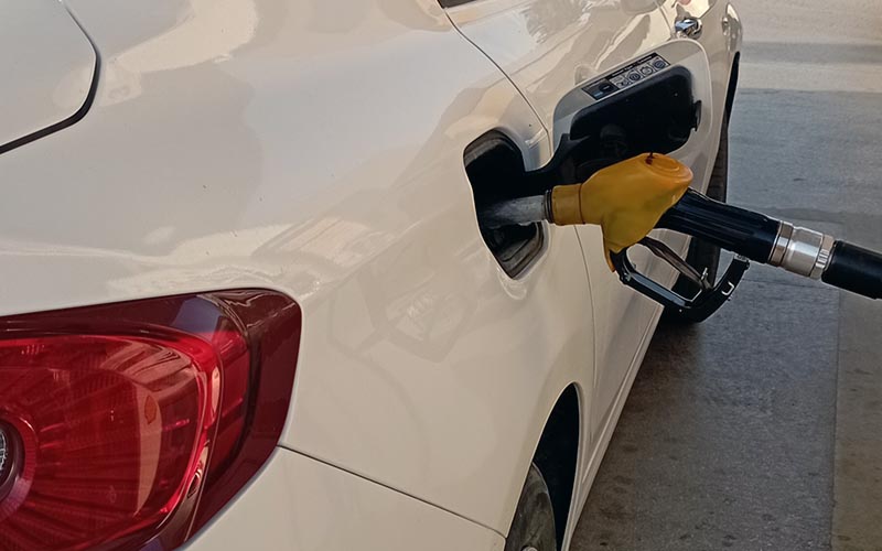 Benzine zam geldi, yeni fiyat tabelaya yansıdı