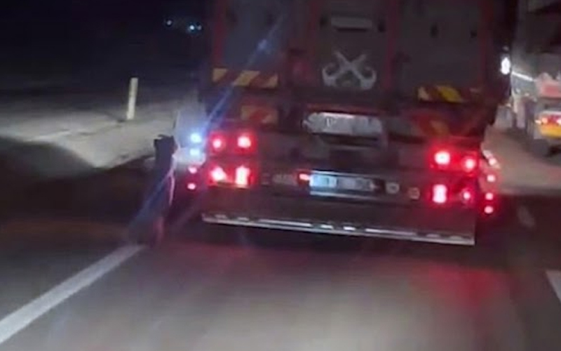 Köpeği kamyonun arkasında sürükledi