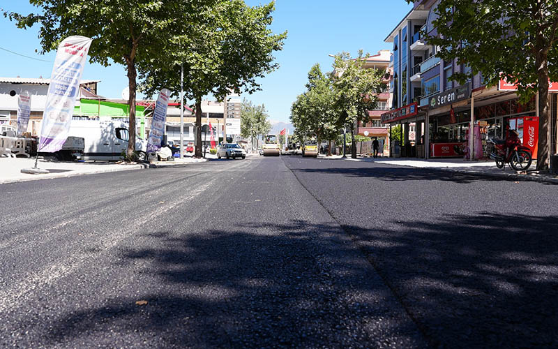 Büyükşehir’den Tavas’ta sıcak asfalt serimi