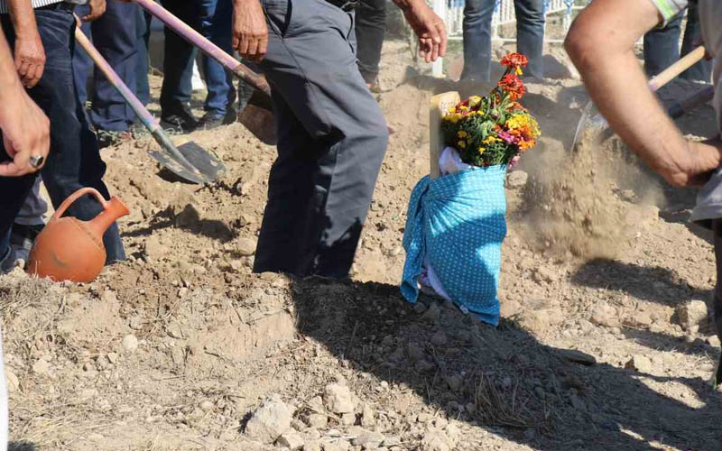 Yürek burkan fotoğraf: Doğum kundağı mezar taşına sarıldı