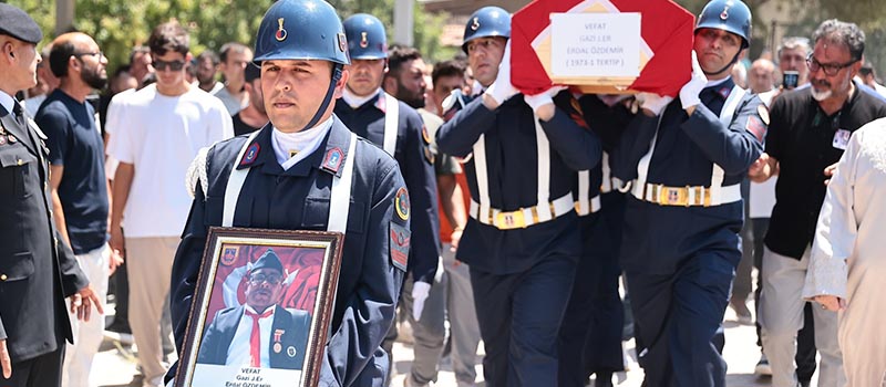 PKK'lı teröristlerin 33 yıl önceki kanlı saldırısından ağır yaralı olarak kurtulan ve dün hayatını kaybeden Gazi Erdal Özdemir'in cenazesi toprağa verildi