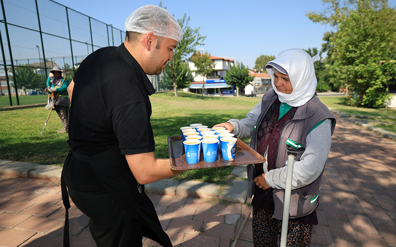 Sahada çalışan personele limonata ikramı