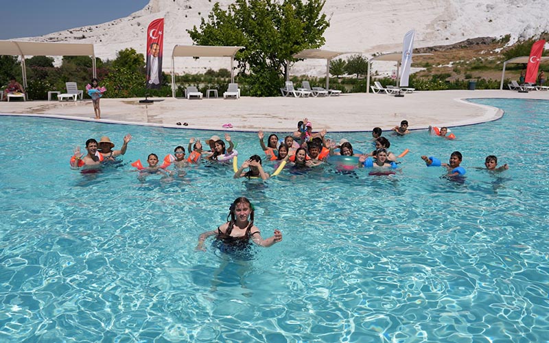 Pamukkale Belediyesi’nden çocukları sevindiren yüzme etkinliği