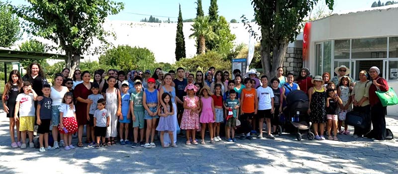 Denizli'de Pamukkale Belediyesi'nin organizasyonuyla anne ve çocukları Pamukkale'de yüzme etkinliğine katıldı