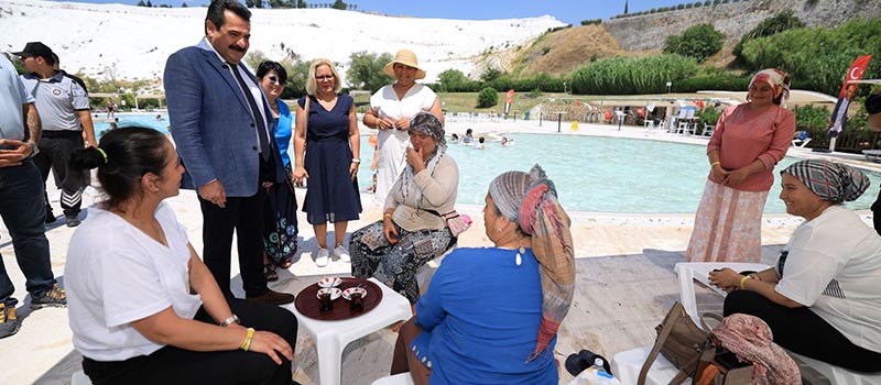 Denizli'de Pamukkale Belediyesi'nin organizasyonuyla anne ve çocukları Pamukkale'de yüzme etkinliğine katıldı