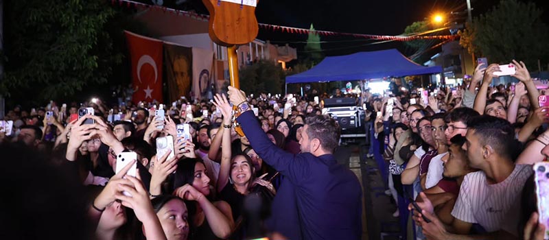 Denizli'de düzenlenen Tavas Zeybek Festivali, Emir Can İğrek konseri ile sona erdi