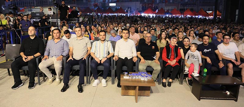 Denizli Çameli Festivali sona erdi. Son gün sahne alan Tuba Yurt, hayranlarına konser verdi