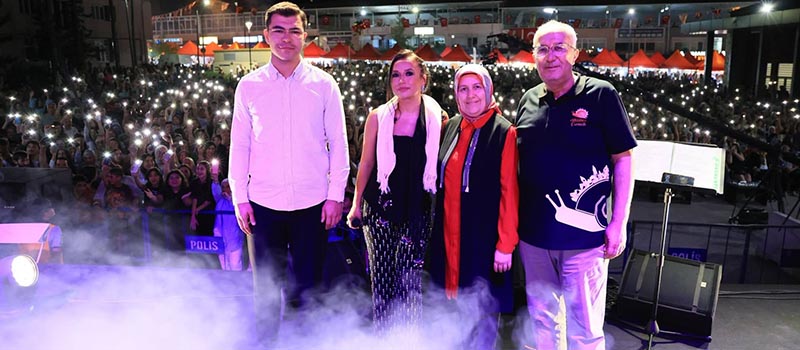 Denizli Çameli Festivali sona erdi. Son gün sahne alan Tuba Yurt, hayranlarına konser verdi