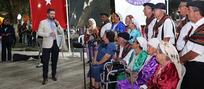 Denizli'nin Tavas ilçesinde düzenlenen Uluslararası Zeybek Kültür ve Sanat Festivali'nde Rafet El Roman konser verdi, zeybek gösterileri sunuldu