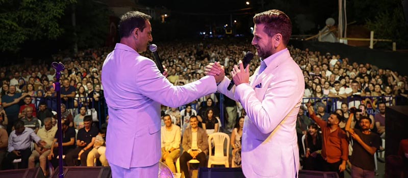 Denizli'nin Tavas ilçesinde düzenlenen Uluslararası Zeybek Kültür ve Sanat Festivali'nde Rafet El Roman konser verdi, zeybek gösterileri sunuldu