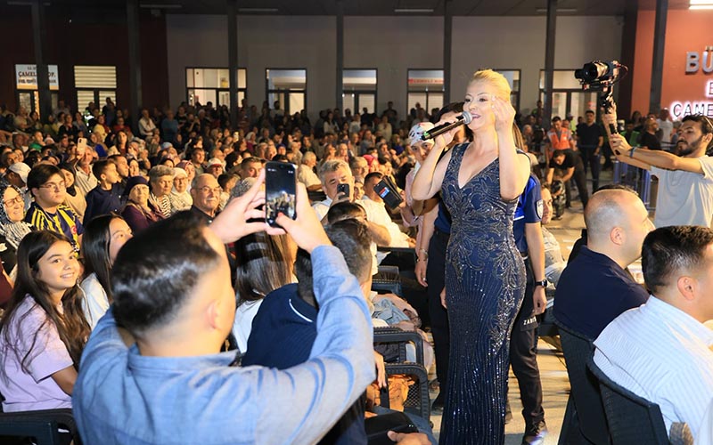 Festivalde sahne alan Songül Karlı, Çamelileri coşturdu