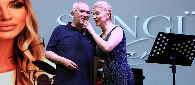 Songül Karlı, Denizli'nin Çameli ilçesinde düzenlenen festivalde sahne aldı