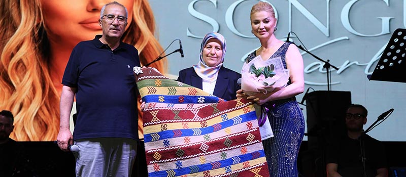 Songül Karlı, Denizli'nin Çameli ilçesinde düzenlenen festivalde sahne aldı