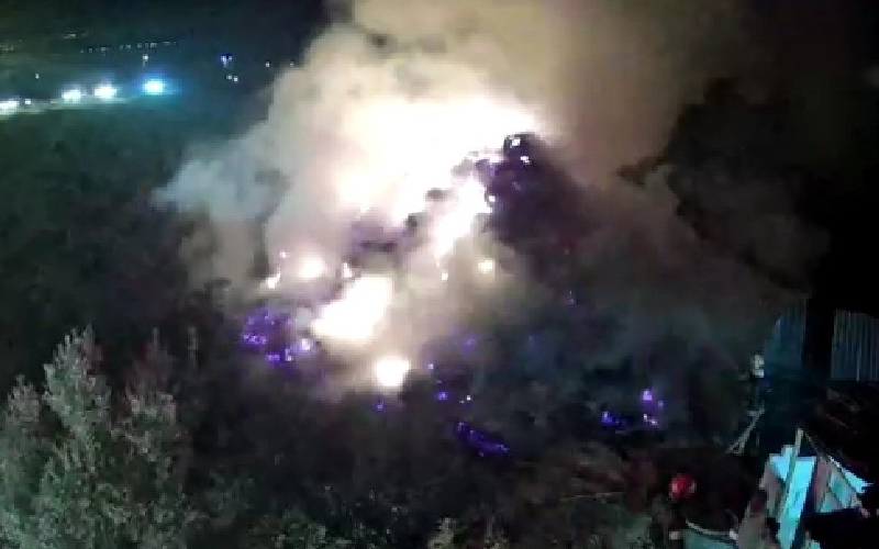 Samanlık kundaklandı, yangını itfaiye ekipleri söndürdü