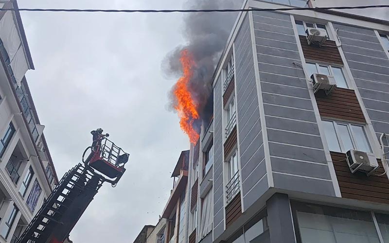 Alevler binanın en üst katından yükseldi
