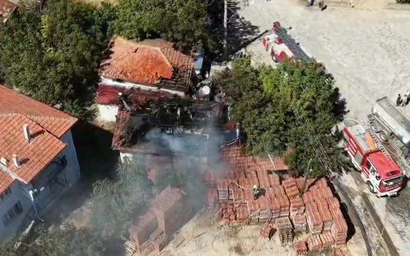 Otları temizlemek için yakılan ateş evi yaktı