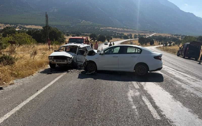 İki otomobil kafa kafaya çarpıştı: 5 yaralı