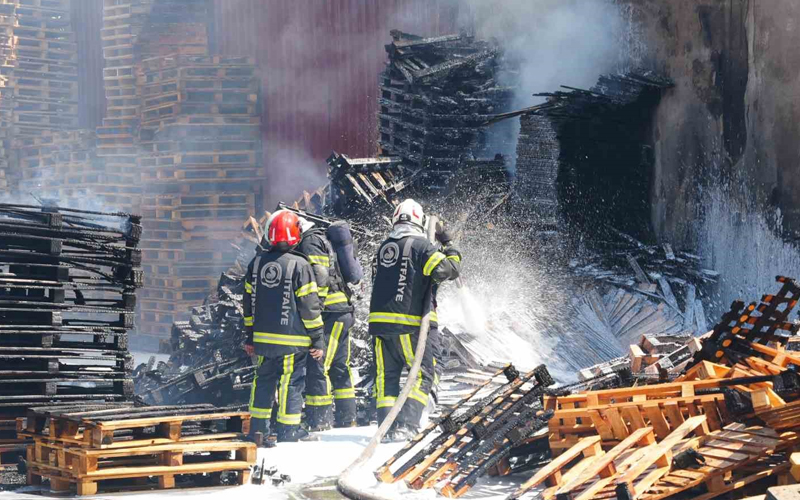 Palet fabrikasından alevler yükseldi