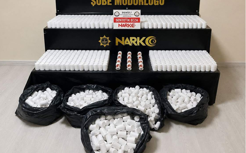 İki araç durduruldu: 104 bin uyuşturucu hap ele geçirildi