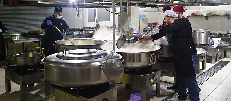 Denizli Büyükşehir Belediyesi Aşevi ile her gün 1.75 eve 2 öğün sıcak yemek ulaştırılıyor