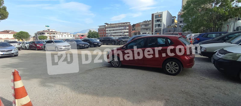 Denizli Büyükşehir Belediye Başkanı Bülent Nuri Çavuşoğlu, ağustos ayı meclis toplantılarının ikinci oturumunda gündem dışı yaptığı konuşmada otopark olarak kullanılan eski Kız Meslek Lisesi arsasıyla ilgili açıklamada bulundu.

"YAZIŞMA OLMADAN ALINDI"

Uzun zamandan beri Denizli'yi, kamuoyunu ilgilendiren ya da bir şekilde sürecin içerisinde olan bir konu olduğunu kaydeden Çavuşoğlu, "Yine o konuda yaşadığımız bir sürecin akabinde farklı, yeni bir hikaye oluşturmaya çalışılıyor. Yaşadığımız bu konuyu kamuoyuyla da paylaşmak, kamuoyunu bilgilendirmek istiyorum. Eski Kız Meslek Lisesi'nin olduğu yeri belediye iştirakimiz olan Beltaş uzun yıllardan beri otopark olarak işletiyordu. Hatta biz göreve geldiğimizde de herhangi bir yazışma olmadan, daha sonra da ortaya çıktı ki her ne kadar Denizlispor'a verildiği iddiası olsa da Denizlispor'a değil, bir şahıs tarafından işletilen bir otopark olduğu tespit edildi. Daha sonra Denizli Büyükşehir Belediyesi'nin uhdesine alınan ve o günden bu yana otopark olarak çalıştırdığımız bir yerdi. Yaklaşık 7.400 metrekare alanı olan, bunun 2.340 metrekaresi Denizli Büyükşehir Belediyesi'ne ait, 5.091 metrekaresi de Maliye Hazinesine ait eski Kız Meslek Lisesi diye tabir ettiğimiz alanda Beltaş'ın bir işletmesi vardı. Cumartesi günü itibarıyla Çevre ve Şehircilik İl Müdürlüğü'nden geldiklerini söyleyen görevliler tarafından, Denizli Büyükşehir'e ait alanın dışında Maliye Hazinesine ait ecrimisil ödeyerek Beltaş isimli şirketimizin kullandığı yeri ayırmışlar" dedi.

"BİRİLERİ GELİP 'KULLANAMAZSINIZ' DEDİ"

Kamuya ait bir yer olsa da bu yerin bir başka kurumdan, kişiden alınmasının bir usulü olduğunu söyleyen Çavuşoğlu "Hele bu iki taraf da kamu kurumu olunca daha belirgin çizgileri olan bir usul olması gerekirdi. Tabii birileri geldi, oraya dubaları koydular. 'Burayı kullanamazsınız' dediler. Sonuçta biz şehreminiz, şehri yönetiyoruz. Hiçbir kamu kurumuyla kaos yaratmak ya da sorun yaratma derdinde değiliz. Çocuklara dedim ki: sıkıntı yok, kendi yerimize geçeriz. Problem oluşturmayalım. Çünkü belki de problem oluşması arzusundalar mı bilmiyorum” diye konuştu.

"BÜYÜKŞEHİR DENİZLİ HALKINA HİZMET VEREN BİR KURUM"

"Denizli Büyükşehir Belediyesi'nin tüm iştirakleriyle beraber bu şehrin bir kurumu olduğunu herkesin bilmesini istiyoruz. Fakat bu konuda bizim tarafımızdan yapılan her iş ve işlemde biz karşı taraftaki kamu kurum ve kuruluşlarına özel bir ayrıcalık göstermeye çalışıyoruz" diyen Çavuşoğlu, şöyle devam etti:

"Denizli Büyükşehir Belediyesi'nin uhdesinde bulunan menkulleri ve gayrimenkulleri kullanan kamu kurumlarına karşı özel bir hassasiyet gösteriyoruz. Bugüne kadar her taleplerinin yerine getirildiği bir hale geldik. Yani kim bizden tahsis istiyorsa; Diyanet'inden Çevre Şehircilik'ine, Milli Eğitim'ine aklınıza gelen her kurum ve kuruluşla uyum içinde çalışma çabası ve gayreti içerisindeyiz. Hiçbir şekilde temas kurulmadan buranın alınma gerekçesinin ne olduğunu öğrenmeye çalıştık. Şehir kamuoyuyla da paylaşalım: Bize şifaen söylenene göre yine otopark olarak çalıştırılacağı söyleniyor. Peki biz otoparkı kimin çalıştıracağını öğrenme çabası ve gayreti içerisine girince, Denizli İdman Yurdu isimli profesyonel spor kulübüne veriliyormuş. Nasıl verildiğini biliyoruz; sonuçta kamunun bir malının bir yere verilebilmesi için belirli usul ve şartlar var. Onları nasıl taşıdıklarını da bilmiyoruz.

Ayrıca Denizli Büyükşehir'in otopark olarak işlettiği, Denizli halkına hizmet eden bir kuruluş olan Denizli Büyükşehir Belediyesi iştirakinden buranın alınarak yine otopark yapılması konusu var. Biz bundan önce Bayramyeri'nde bulunan otobüslerle ilgili bir çalışma yürütmüştük. Buranın istenildiği zaman boşaltılmak üzere o sokağın ortasında, yolun üstünde duran otobüs kirliliğini ortadan kaldıralım diye bize tahsis edilmesini ve bütün otobüsleri burada toplamayı istedik. Yaklaşık iki sene mücadele verdik. Sonuç ne oldu? Yok.

Yani Denizli Büyükşehir Belediyesi'nin ulaşım sorununu çözmek için çıktığımız o yolculukta bize burayı tahsis etmeyenler, bugün bu devri nasıl yaptılar bilmiyoruz. Umarım bunu kamuoyuna açıklarlar, biz de öğreniriz. Biz kavga olmasın, bir sorun varmış gibi görünmesin diyerek hiç itiraz etmeden kendi mülkümüz olmayan yerden çıktık. Mülkiyetin 2.340 metrekaresi bizim, 5.091 metrekaresi Maliye Hazinesine kayıtlı. Yani bizim şehrin ulaşımını çözelim diye çıktığımız yolculukta bize tahsis edilmeyen yer, bugün profesyonel bir spor kulübüne tahsis ediliyor.

Hem tahsis edilmesi bir sorun. Yani bizim talebimize ve 'şehrin sorununu çözelim' dememize rağmen bize vermeyip bir spor kulübüne veriyorlar. İkincisi de hiç usule ve erkana uymayan bir şekilde, nezaketen bir telefon açma dahi ihtiyacı hissetmeden araçla gelip ellerinde dubalarla 'Buraya bundan sonra girmeyin' diyorlar. Şehirde yeni bir kurumlar arası diyalog gelişiyor. Bir kurum düşünün; geliyor ve 'ben burayı dubayla bölerim, seni de sokmam' diyor. Nasıl bir düzen içerisindeyiz anlamış değiliz. Ama yine söylüyorum: Biz bütün kurumlara saygılıyız ve kurumlar arasında bir çatışma olmaması için azami özen gösteriyoruz. Hiçbir şey demedik. Biz burayı rızayla vermedik. 'alanımızı verin' dediler, verdik. Duyumlarımıza göre Denizli İdman Yurdu isimli spor kulübüne verilecekmiş. Ne öncesinde ne sonrasında bu yerin verilmesiyle ilgili bir rızamız veya olurumuz yoktur. Spor kamuoyunun bunu da bilmesini isterim."

"ANLAŞILIR TARAFI YOK "

Şehrin insanlarına en iyi şekilde hizmet verme yolculuğunu sürdüreceklerini belirten Çavuşoğlu, "Bu sıkıntı şöyle bir zamana denk geldi: Biz şu an otopark yapmak için Merkezefendi Belediyesi'nin arkasındaki otoparkı kaldırdık, orasının inşaatı başlayacak. Şehrin bu kadar otopark sıkıntısı yaşadığı, bir yeri kapatmak zorunda kaldığımız dönemde böyle bir şeyin yaşanmasının anlaşılır bir tarafı yok. Buradan tüm yetkililere bir kez daha sesleniyorum: Denizli Büyükşehir Belediyesi, Denizli'nin kamu kurumlarından bir tanesidir ve bize en azından usul dahilinde ulaşılması gerekir. Otopark tarafımızdan verilmemiştir" ifadelerini kullandı.
