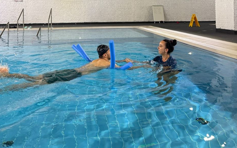 Büyükşehir’den görme engellilere özgürce kulaç attıran kurs
