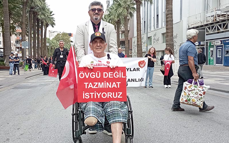Emekli astsubaylar ‘haklarımızı istiyoruz’ diyerek yürüdü