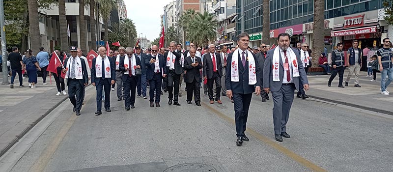 Denizli'de emekli astsubaylar, özlük haklarının verilmesi için yürüyüş yaptı