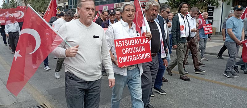 Denizli'de emekli astsubaylar, özlük haklarının verilmesi için yürüyüş yaptı