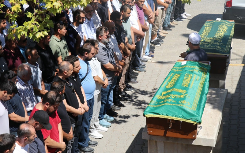 Baba ile oğlu son yolculuğa birlikte uğurlandı