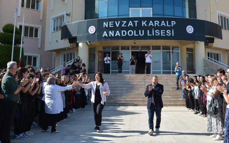 İki öğretmen eğitime öğrencilerinin alkışlarıyla veda etti