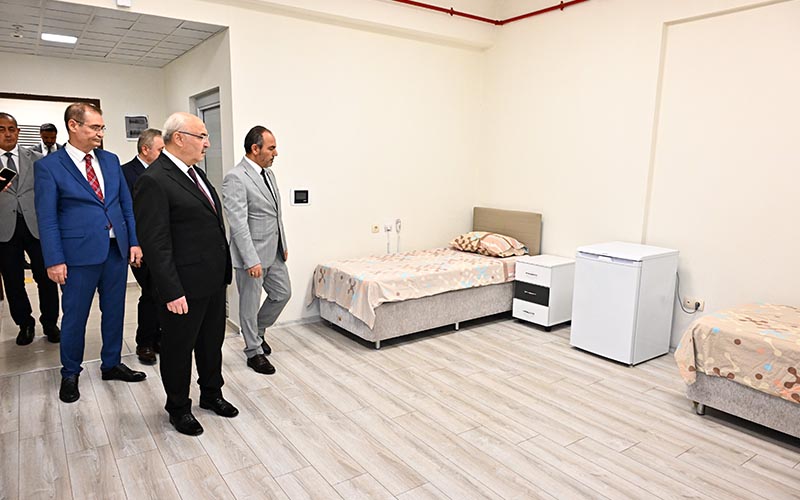 Köşger yurtları gezdi, “öğrenciler mağduriyet yaşamasın” dedi