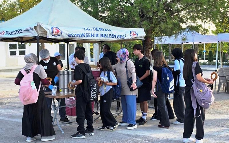 Öğrencilere ve iş yolundakilere ikramlar yapıldı