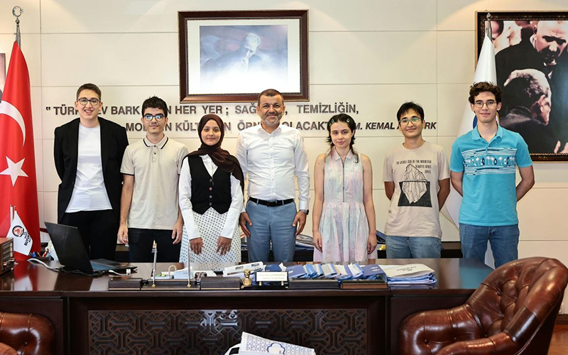 YKS’de dereceye giren öğrencilere Nutuk ve çeyrek altın hediyesi