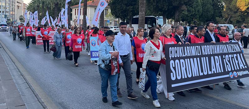 Denizli'de Eğitim İş Sendikası üyeleri güvenli okul sağlıklı eğitim talebiyle yürüyüş yaptı
