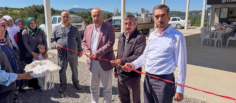 Denizli'nin Çameli ilçesine bağlı Cevizli Mahallesi'nde asfaltlama çalışması yapılıyor