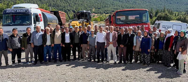Denizli'nin Çameli ilçesine bağlı Cevizli Mahallesi'nde asfaltlama çalışması yapılıyor