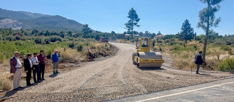 Denizli'nin Çameli ilçesine bağlı Cevizli Mahallesi'nde asfaltlama çalışması yapılıyor